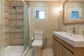 Apartament, 2 dormitoris, vistes a l'oceà | Bany | Articles de tocador gratuïts, tovalloles i paper higiènic 