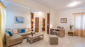 Apartment, 2 Bedrooms, Ocean View | Living room | Books