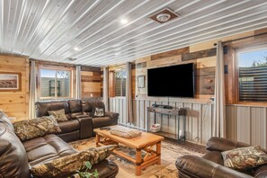 Una televisión, videojuegos, un reproductor de DVD, libros