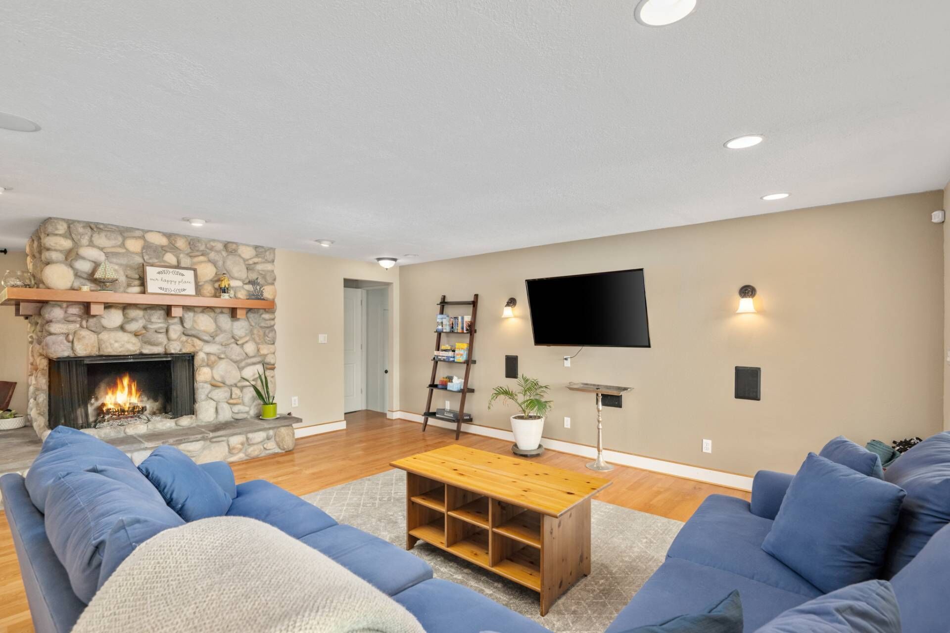 Breathtaking Lakeside Views, Pet Friendly, Large Private Dock, Sunroom, Game Room, 2 Miles to Casino