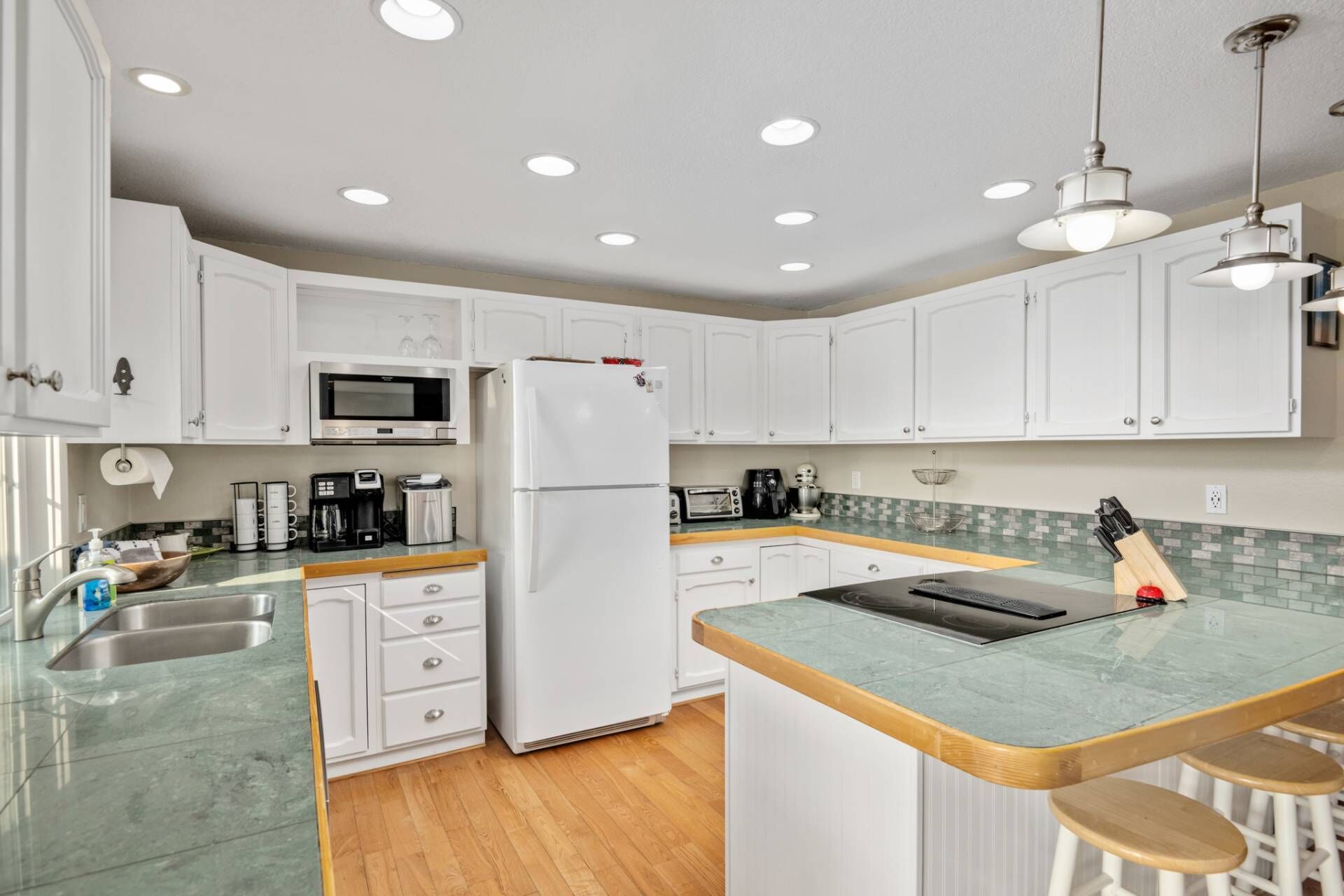 Breathtaking Lakeside Views, Pet Friendly, Large Private Dock, Sunroom, Game Room, 2 Miles to Casino