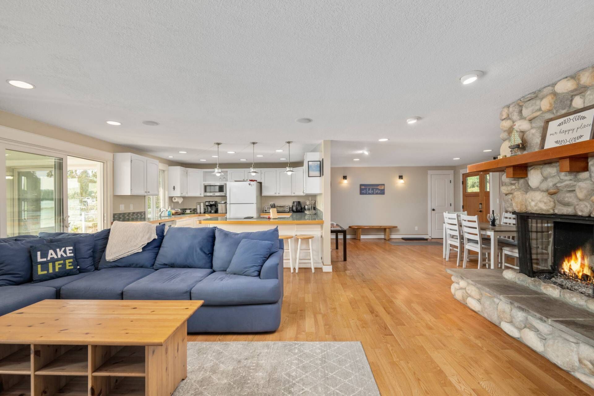 Breathtaking Lakeside Views, Pet Friendly, Large Private Dock, Sunroom, Game Room, 2 Miles to Casino