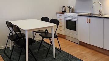 Habitación cuádruple familiar, 1 habitación | Decoración personalizada y espacio para trabajar con laptop
