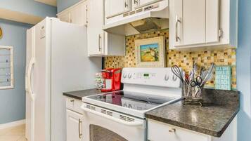 Kühlschrank, Mikrowelle, Herdplatte, Geschirrspüler