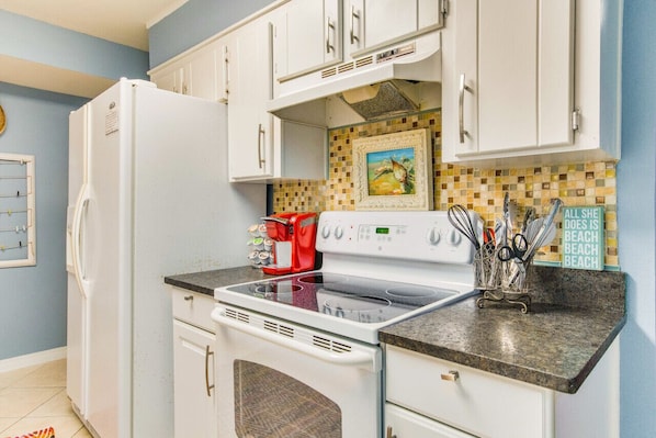 Refrigerador, microondas, horno, placa de cocina
