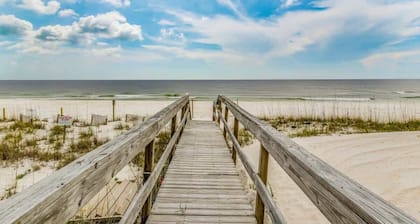 Beachside Townhouse w/ Community Pool & Patio