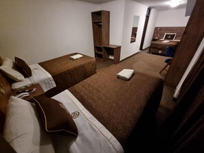 A hotel room with two beds, a desk, a chair, and a wardrobe. - Hotel San Francisco Pardo Cusco (Cusco)