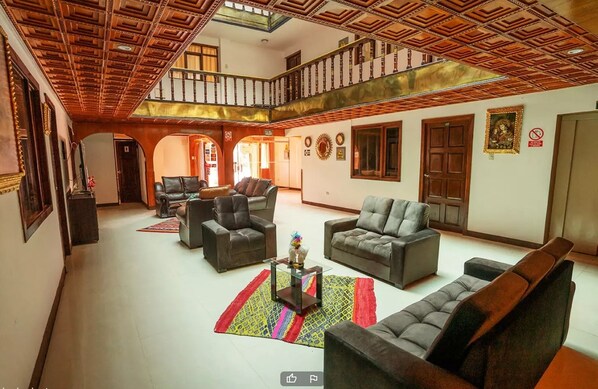 32-inch Smart TV with cable channels, TV - Hotel Urpi Inn By Hoteles Romero (Cusco)