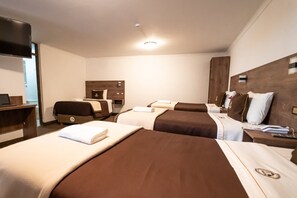 A hotel room with two beds, a desk, a TV, and a wardrobe. - Hotel San Francisco Pardo Cusco (Cusco)