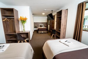 A hotel room with two beds, a desk, a chair, a TV, and a wardrobe. - Hotel San Francisco Pardo Cusco (Cusco)