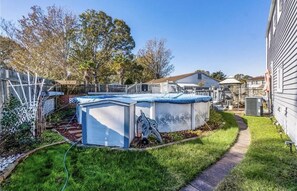 Outdoor spa tub - Cute 4 bed / 2.5 bath Home w/ Pool - Sleeps 12! 30 night min (Virginia Beach)