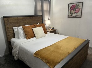 4 chambres, bureau, fer et planche à repasser, lit de bébé portatif