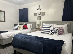 4 quartos, escrivaninha, ferros/tábuas de passar roupa, berço de viagem