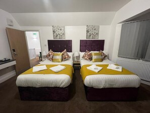 Deluxe Double or Twin with Garden View | Free WiFi - ATZ&H Inn (Epping)