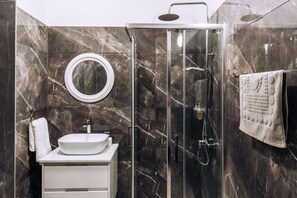 Apartment, 1 Schlafzimmer, Balkon, Stadtblick | Badezimmer | Kostenlose Toilettenartikel, Handtücher