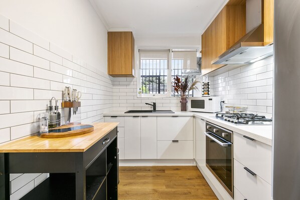 Fridge, oven, stovetop, dishwasher