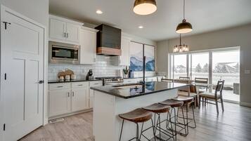 Fridge, microwave, stovetop, dishwasher