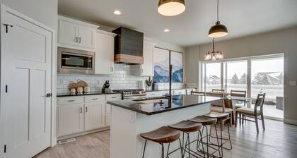 Family-Friendly Townhome ~ 2 Mi to Windsor Lake!