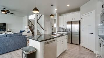 Fridge, microwave, stovetop, dishwasher