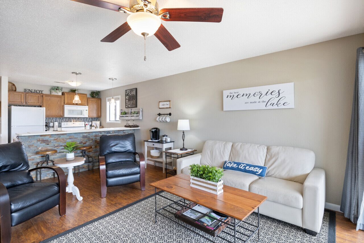 Breezy Bay – Waterfront Condo, Pool & Amazing Views!