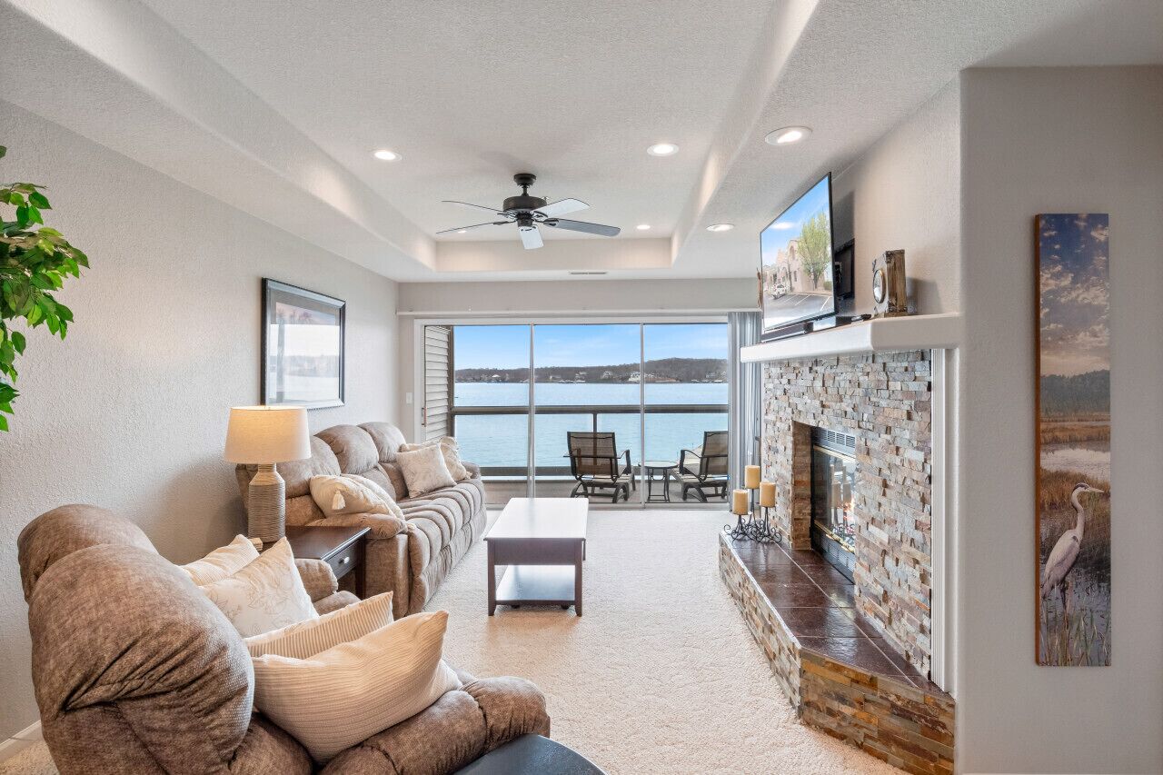 Smart TV, fireplace, stereo