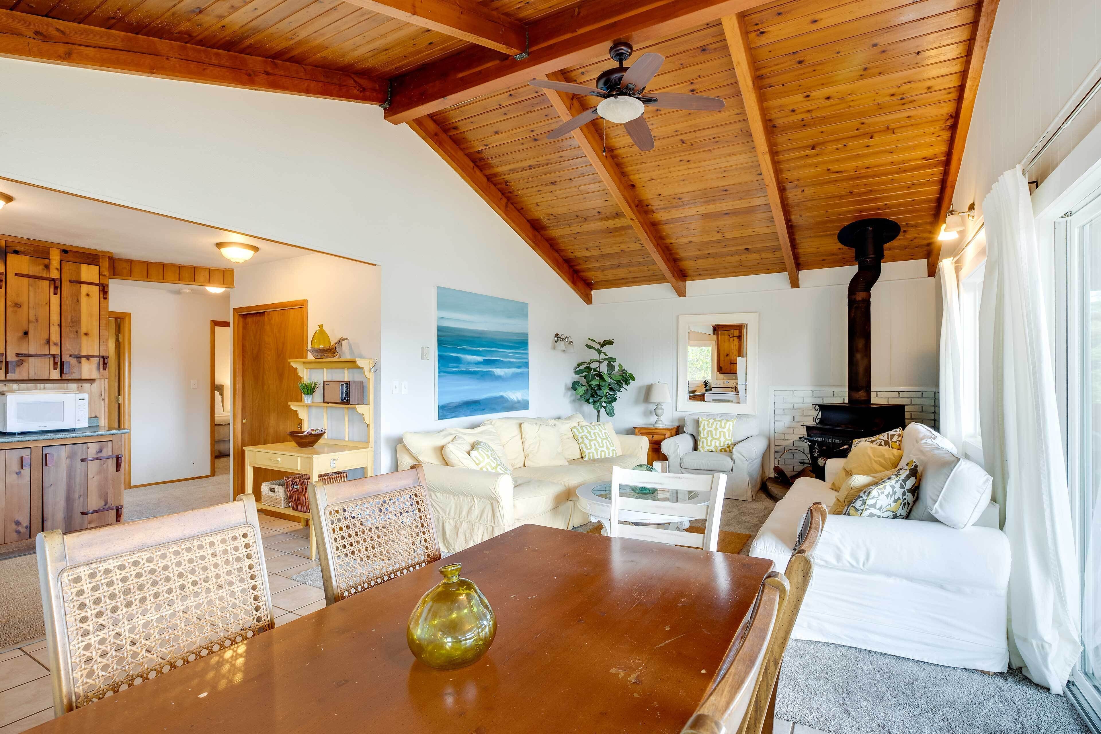 Charming Warrenton Cottage w/ Deck < 1 Mi to Beach