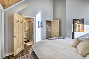 3 bedrooms, iron/ironing board, travel cot, Internet