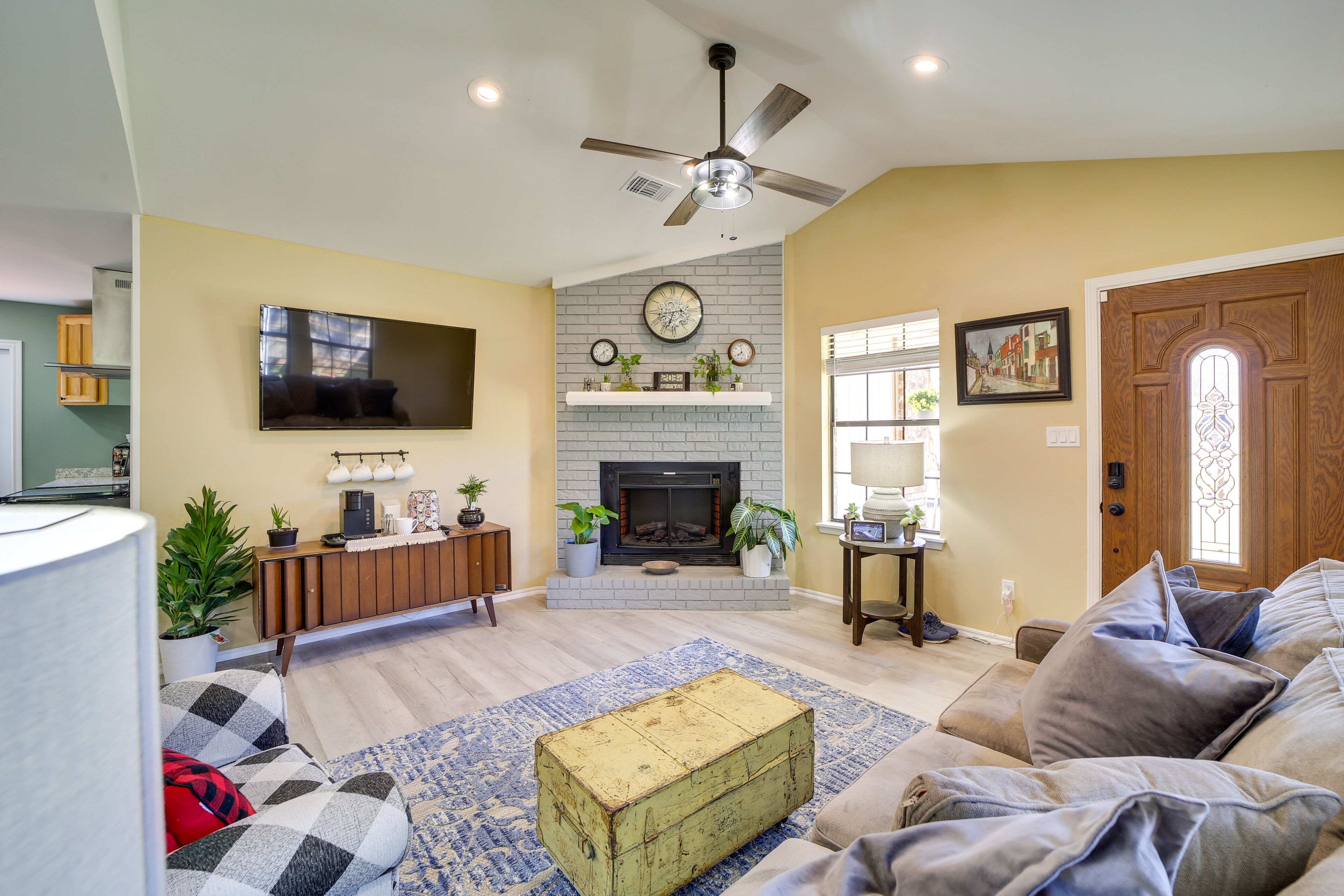 Barling Vacation Rental: Fenced-In Yard w/ Hot Tub