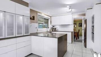 Køleskab, mikrobølgeovn, ovn, kogeplade