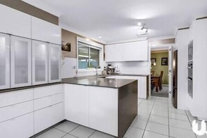 ثلاجة، ميكروويف، فرن، موقد طهي مسطح