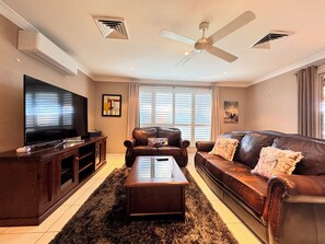 تلفزيون ذكي، مدفأة، كُتُب، مكتب