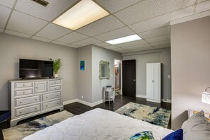 2 bedrooms, desk, iron/ironing board, WiFi - Portland Vacation Rental ~ 11 Miles to Downtown (Portland)