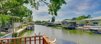 Waterfront Okeechobee Getaway w/ Backyard Dock!