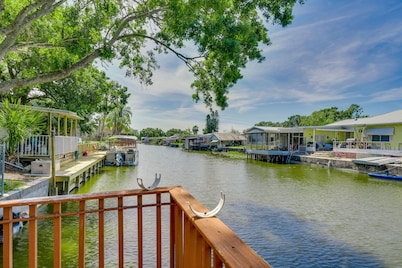Waterfront Okeechobee Getaway w/ Backyard Dock!