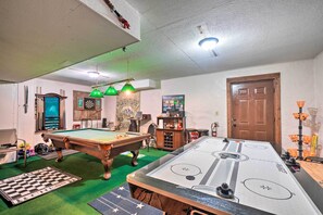 Games room - Mtn-View Cabin w/ Deck: 5 Mi to Gatlinburg! (Gatlinburg)