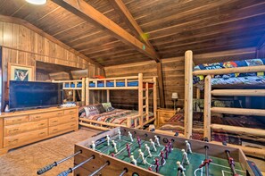 4 bedrooms, desk, iron/ironing board, travel cot - Mtn-View Cabin w/ Deck: 5 Mi to Gatlinburg! (Gatlinburg)
