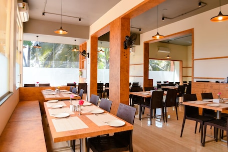 Restaurante. Malvan's Aishwarya Hotel