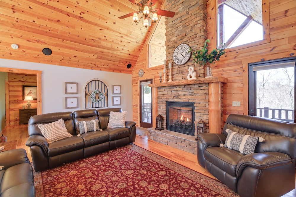 Sparta Cabin Stay w/ Gas Grill + Mountain Views!