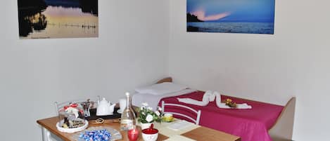 Apartment, 1 Bedroom, Balcony, Ocean View | Dining room