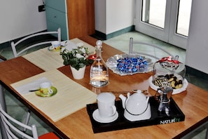 Apartment, 1 Bedroom, Balcony, Ocean View | Dining room