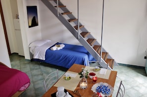 อพาร์ทเมนท์, 1 ห้องนอน, ระเบียง, วิวทะเล | ห้องนั่งเล่น