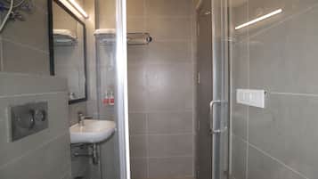 Habitación doble superior | Baño | Regadera tipo lluvia, amenidades de baño de diseñador, pantuflas, bidet