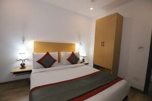 Premium bedding, memory-foam beds, in-room safe, desk - Qotel Hotel La Serene Gagan Vihar (New Delhi)