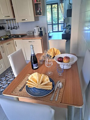 Fridge, oven, stovetop, dishwasher