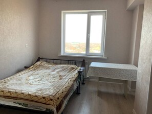 2 bedrooms, in-room safe, desk, iron/ironing board