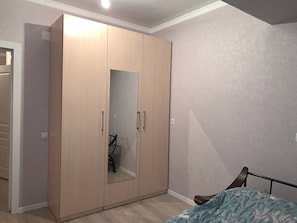 2 chambres, coffres-forts dans les chambres, bureau