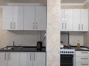 Kühlschrank, Mikrowelle, Kochgeschirr/Geschirr/Besteck, Küchenrolle