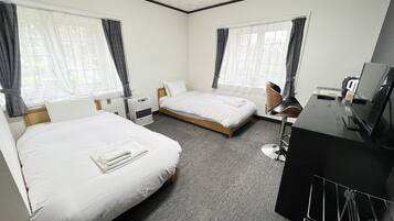 5 bedrooms, desk, free WiFi, bed sheets