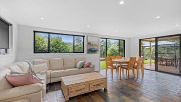 TV, fireplace, stereo