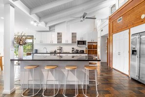 Fridge, microwave, oven, stovetop - Bonvarly Guest House (Bonville)